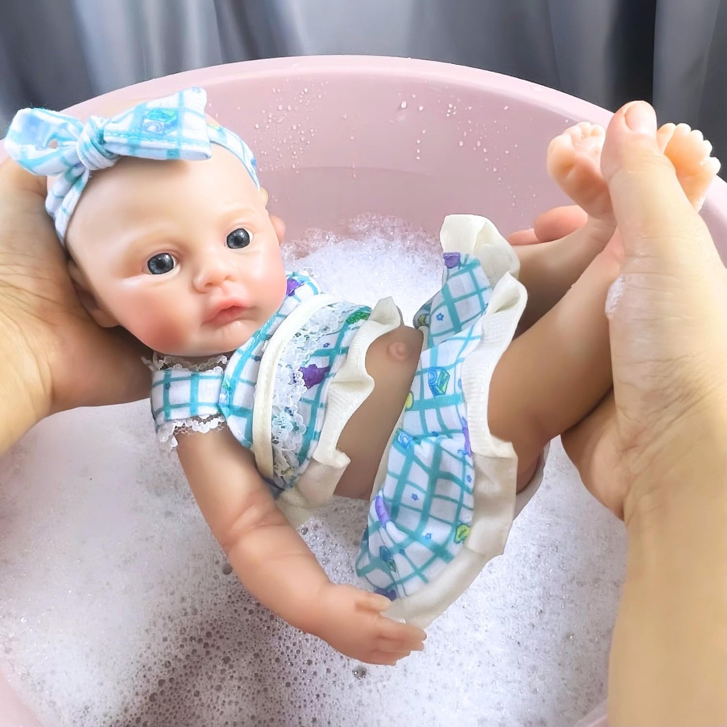 Bébé reborn fille de 30 cm en silicone vêtue d'une robe bleue à fleurs