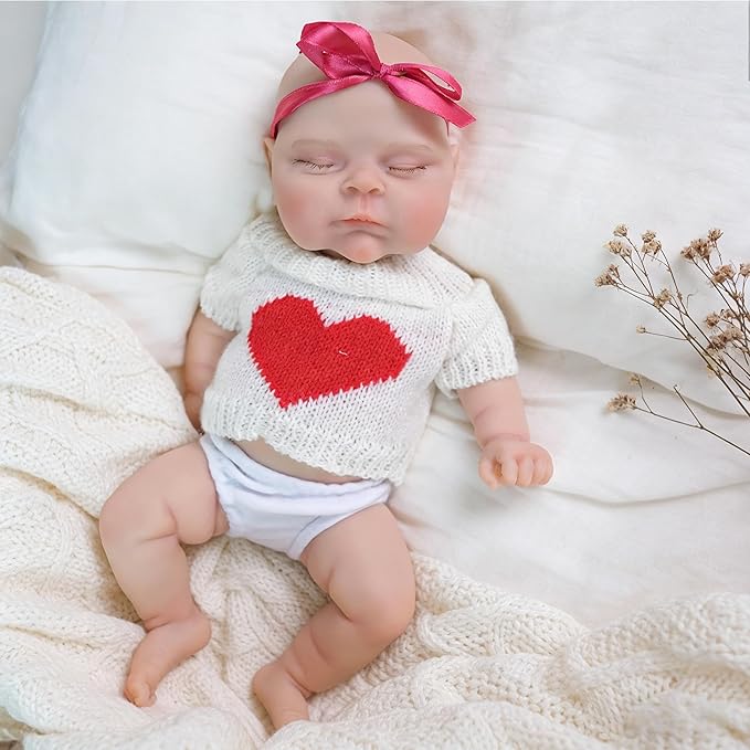 Bébé reborn Peaches de 30 cm en silicone souple yeux fermés vêtu de vêtements blancs