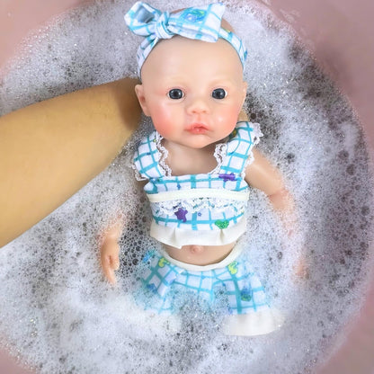 Bébé reborn fille de 30 cm en silicone vêtue d'une robe bleue à fleurs