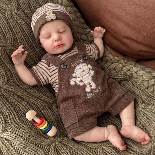 Bébé reborn Loulou garçon de 50cm aux yeux fermés d'un réalisme saisissant