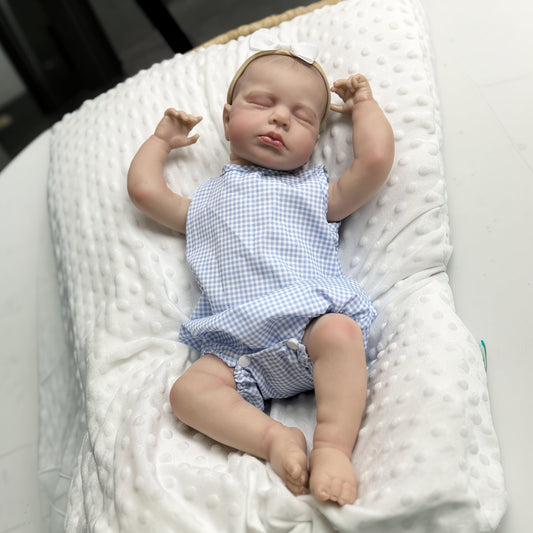Bébé reborn Loulou de 50cm (20 pouces) en 3D yeux fermés vêtu d'une barboteuse à carreaux bleus