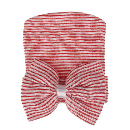 Bonnet de bébé tricoté avec noeud mignon
