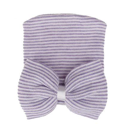 Bonnet de bébé tricoté avec noeud mignon