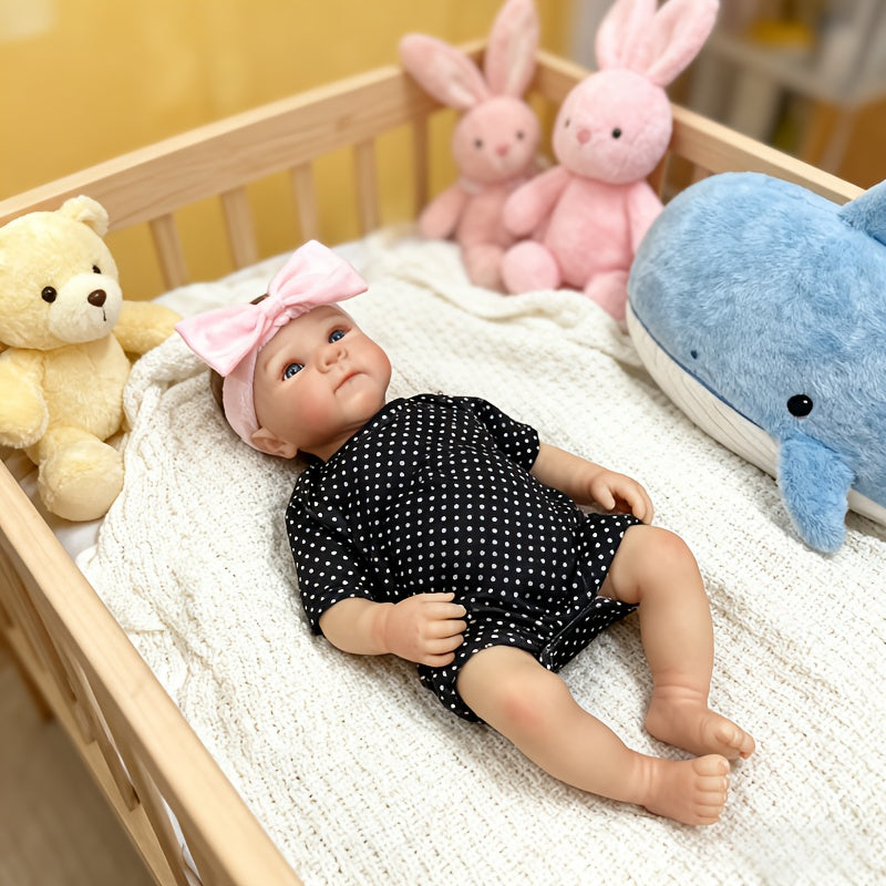 Bébé reborn Bettie 48 cm yeux ouverts vêtue de vêtements à pois noirs