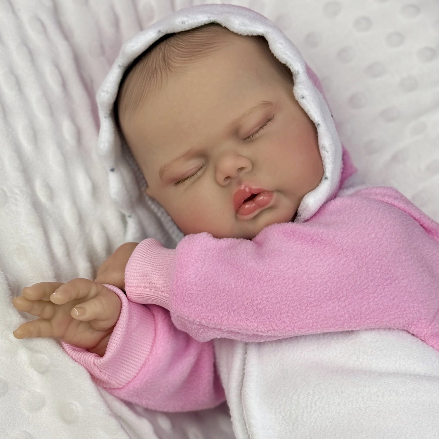 Poupée reborn de 50 cm corps en tissu doux en forme de cornichon endormi vêtue d'une tenue rose