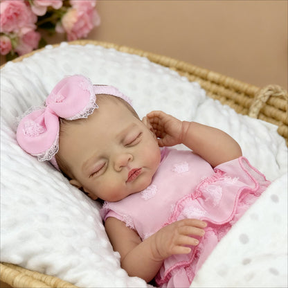 Poupée reborn Irys de 48 cm corps souple endormie en robe rose