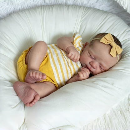Bébé reborn Pascale de 48 cm endormie en barboteuse jaune