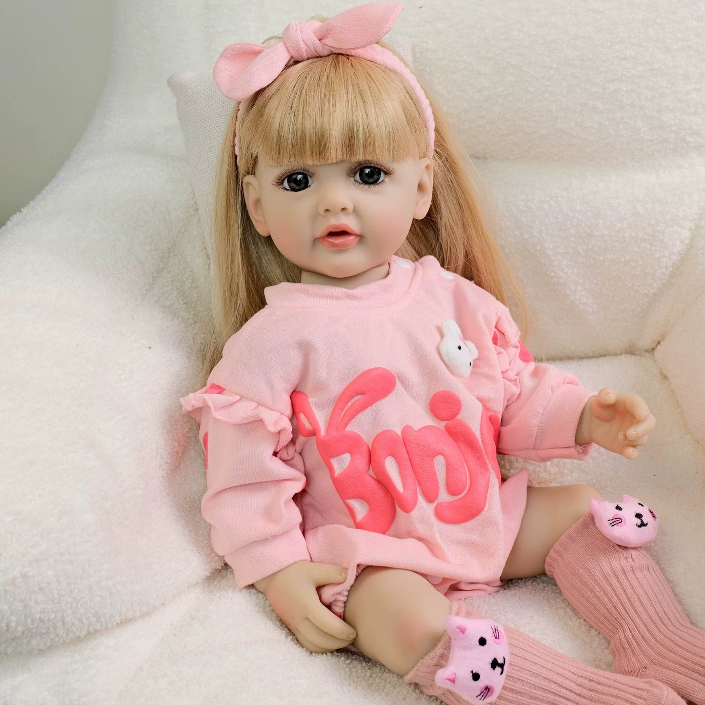 Reborn fille blonde de 55 cm yeux ouverts cheveux longs en body rose - Betty