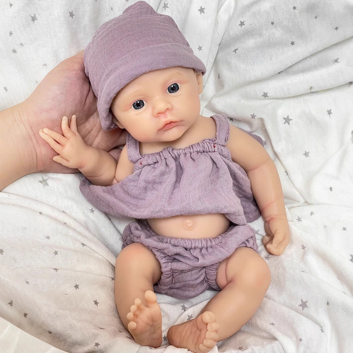 Bébé reborn fille de 30cm en silicone souple yeux bleus vêtue de vêtements violets - Prairie