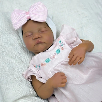 Bébé Reborn Levi de 48cm yeux fermés peau foncée corps doux en robe rose