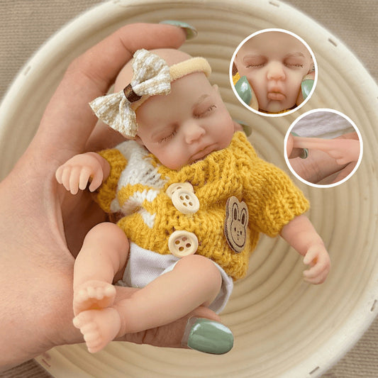 Poupée reborn miniature Loulou de 15 cm yeux fermés en silicone vêtue d'un pull à rayures jaunes