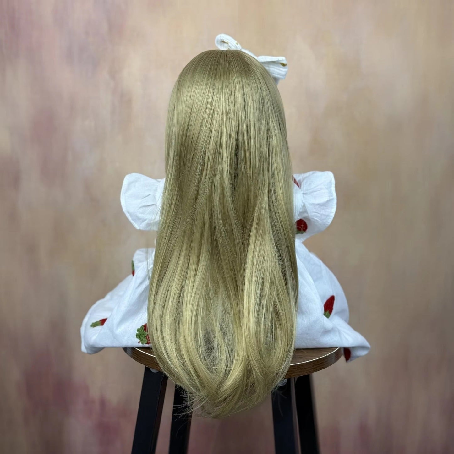 Bébé reborn Betty 55 cm yeux ouverts longs cheveux blonds en robe blanche