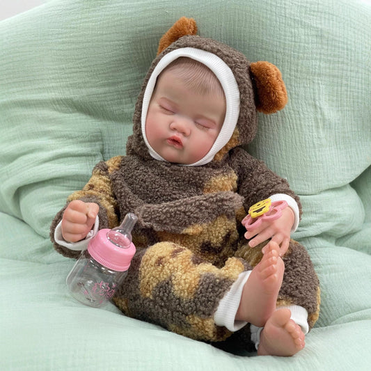 Poupée Reborn Quinbee réaliste de 50cm yeux fermés vêtue de vêtements en peluche