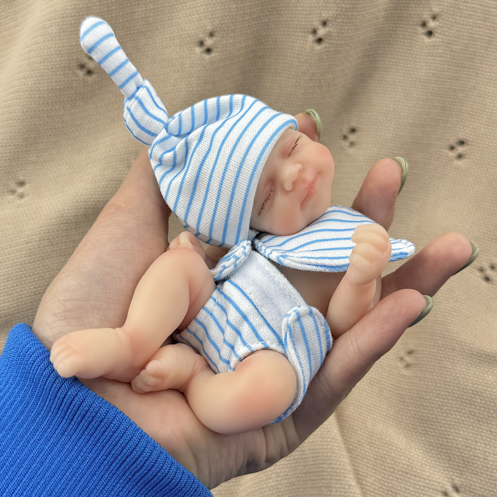 Poupée reborn miniature Pascale de 15 cm yeux fermés en silicone vêtue d'une tenue à rayures bleues