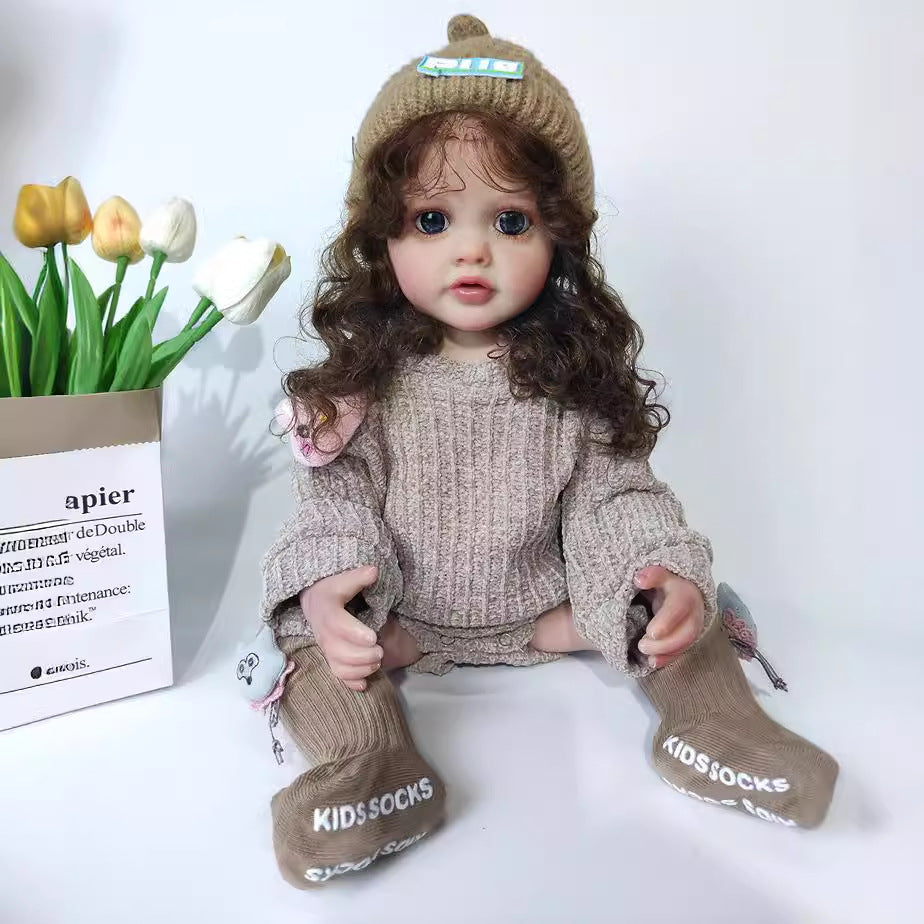 Poupée reborn de 56cm (22 pouces) aux cheveux bouclés fille en pull marron - Betty