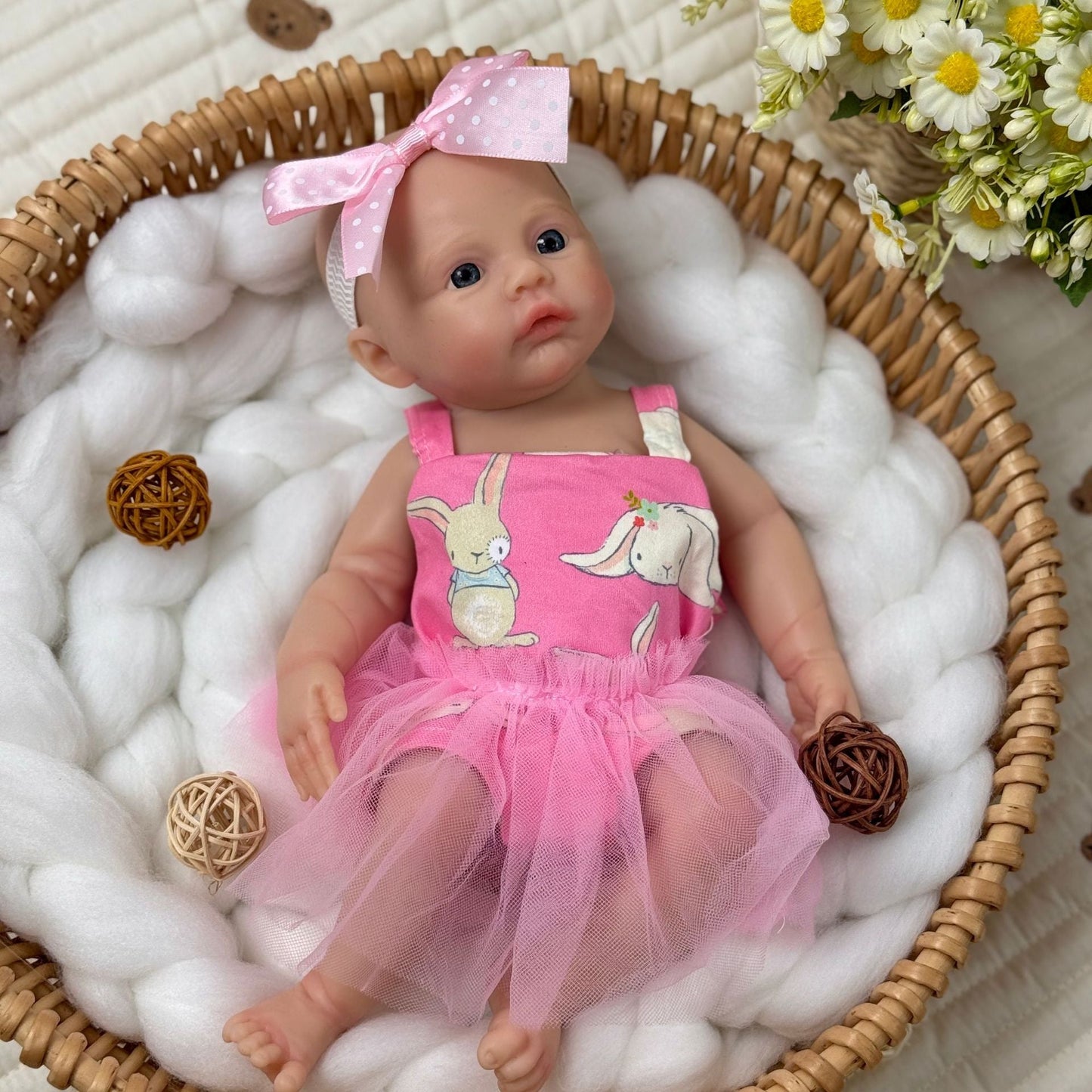 Bébé reborn en silicone de 30 cm fille vêtue d'une robe rose