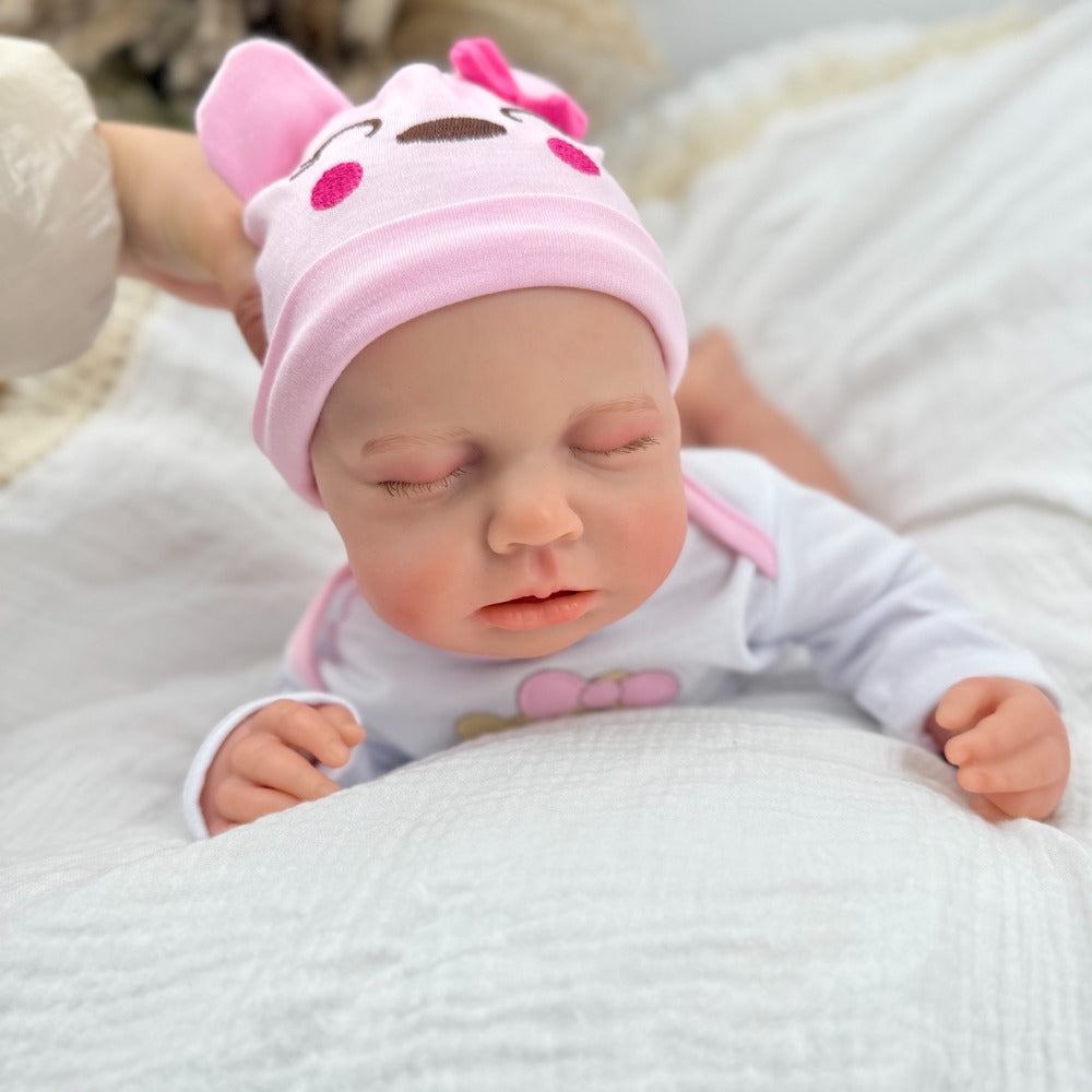 Poupée reborn Loulou de 45 cm entièrement en silicone extensible vêtue d'une tenue d'ours rose
