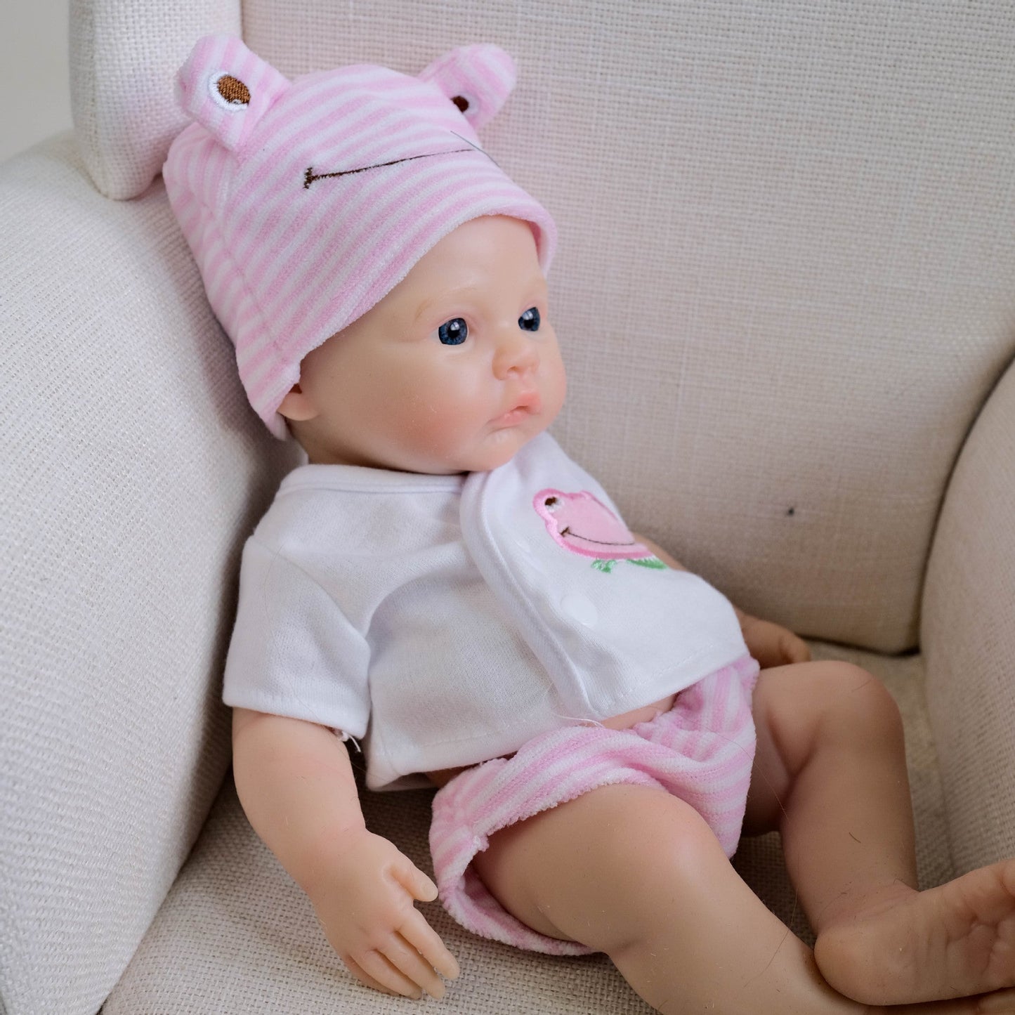 Bébé reborn de 30 cm en silicone souple yeux bleus fille vêtue de vêtements roses