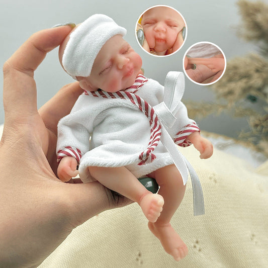 Poupée reborn miniature Pascale de 15 cm yeux fermés en silicone vêtue d'un peignoir blanc
