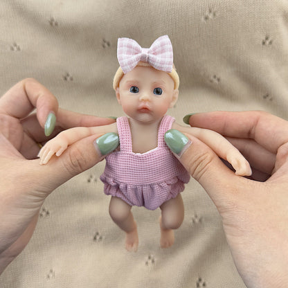 Poupée reborn miniature extensible en silicone de 15 cm couleur prairie vêtue d'une salopette rose