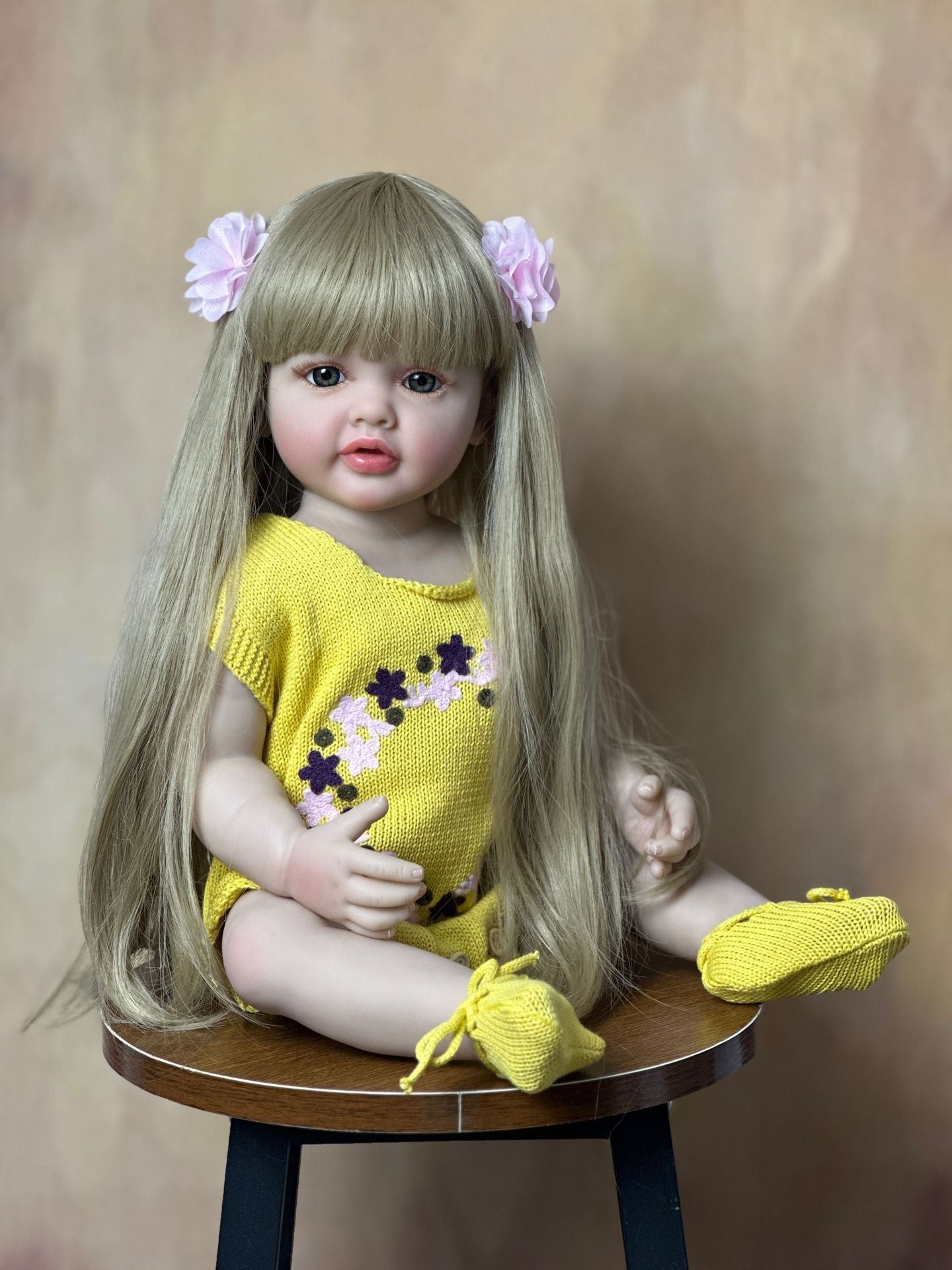 Bébé reborn Betty 55 cm cheveux longs vêtue de vêtements jaunes