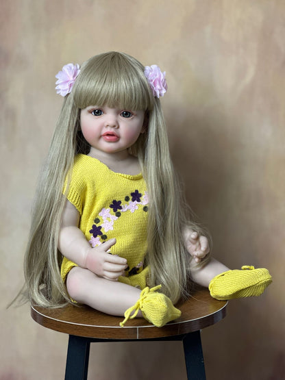Bébé reborn Betty 55 cm cheveux longs vêtue de vêtements jaunes