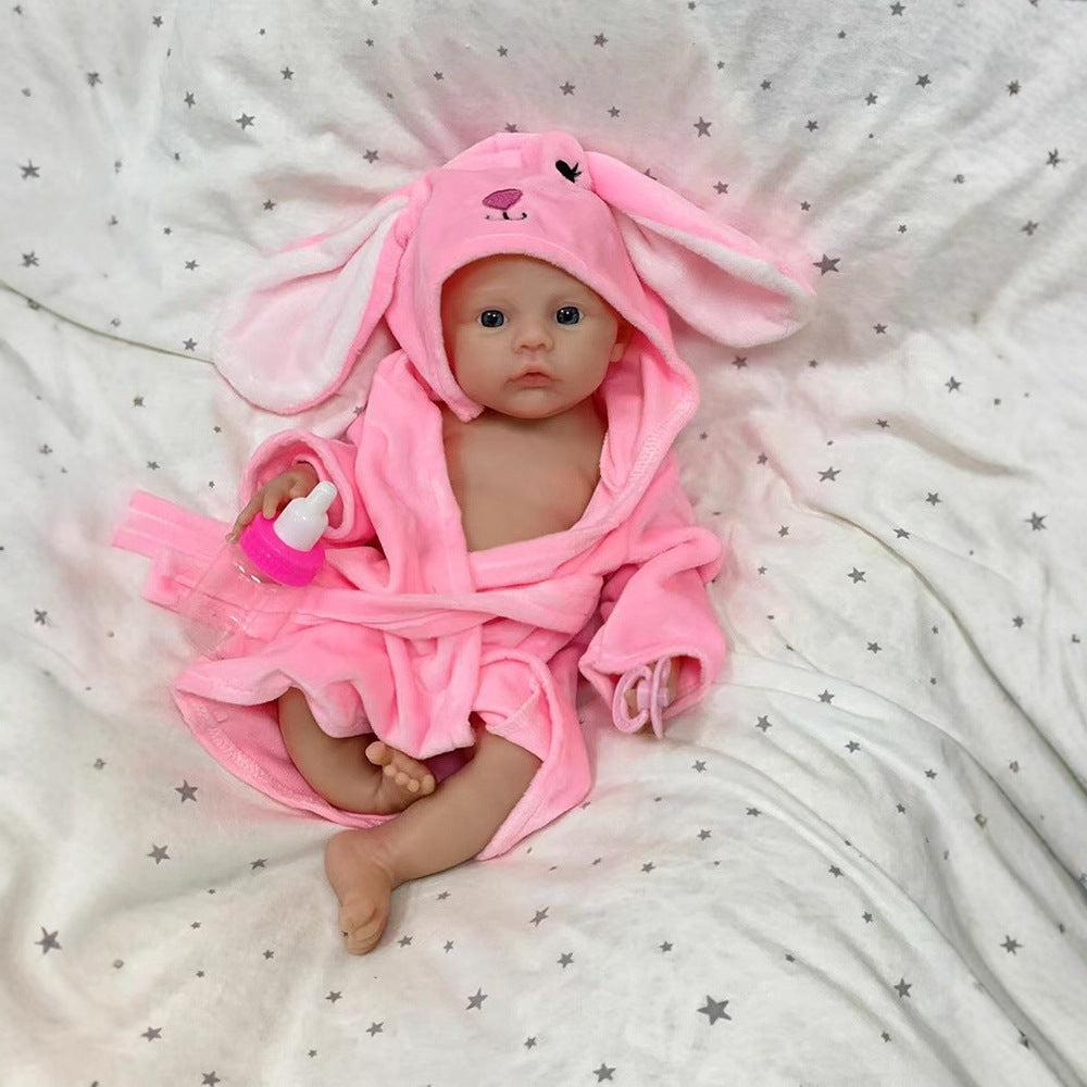 Bébé reborn fille de 30cm en silicone souple yeux bleus vêtue d'un peignoir rose - Prairie