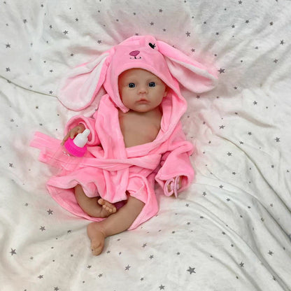 Bébé reborn fille de 30cm en silicone souple yeux bleus vêtue d'un peignoir rose - Prairie