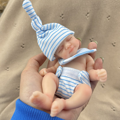 Poupée reborn miniature Pascale de 15 cm yeux fermés en silicone vêtue d'une tenue à rayures bleues