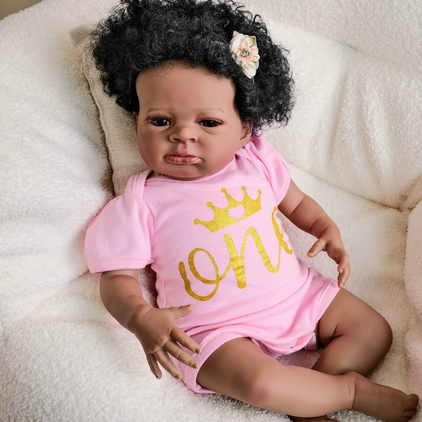 Poupée Reborn Lanny de 48 cm yeux ouverts peau foncée cheveux bouclés