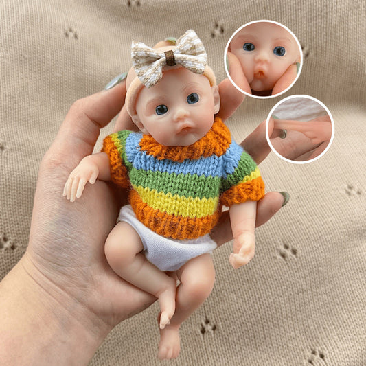 Poupée reborn miniature extensible en silicone de 15 cm motif prairie vêtue d'un pull à rayures