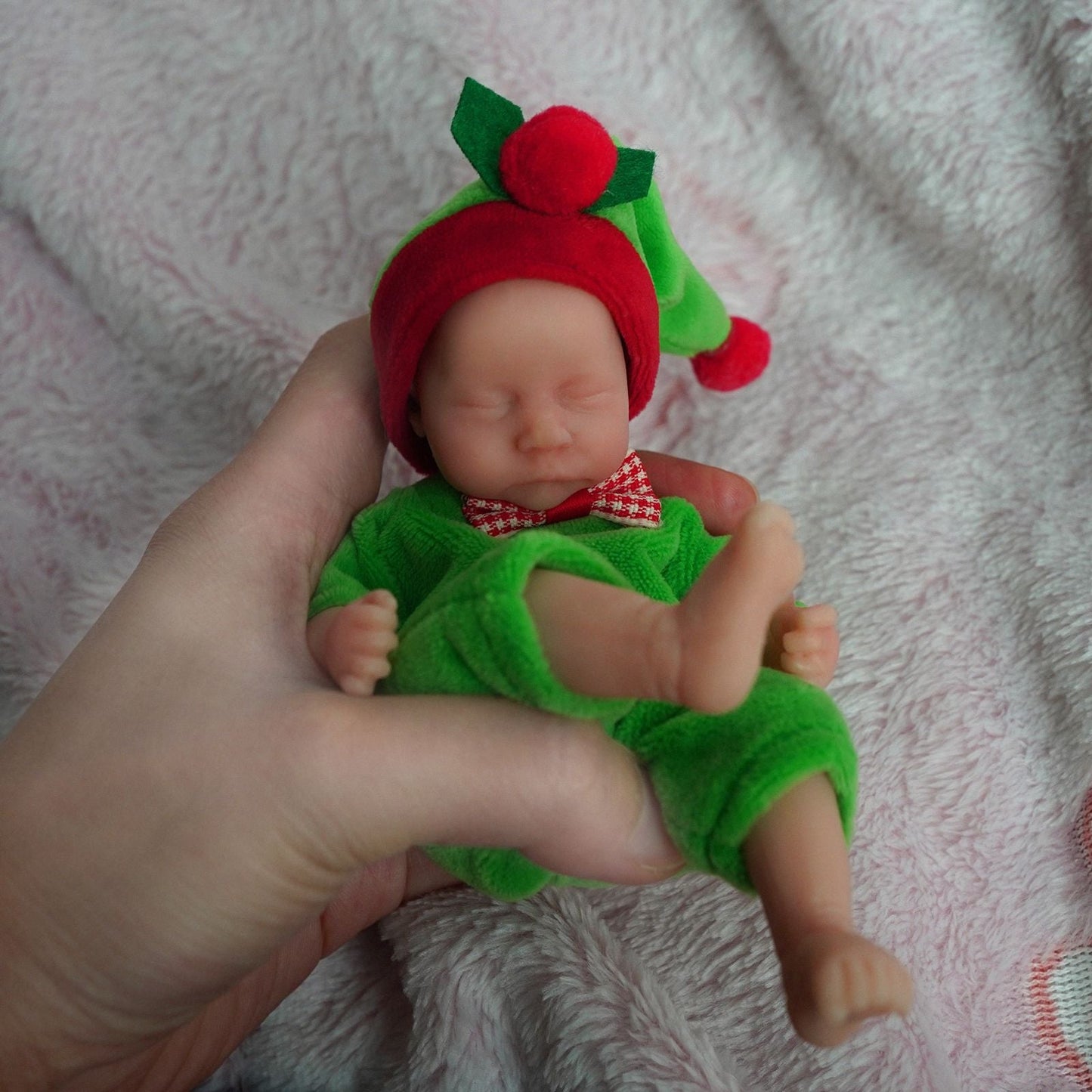 Mini poupée reborn garçon aux yeux fermés de 6 pouces avec vêtements de Noël-Levi