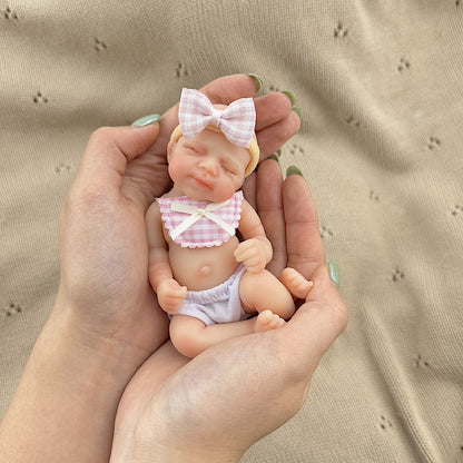 Poupée reborn miniature Pascale de 15 cm yeux fermés en silicone avec bavoir à carreaux roses