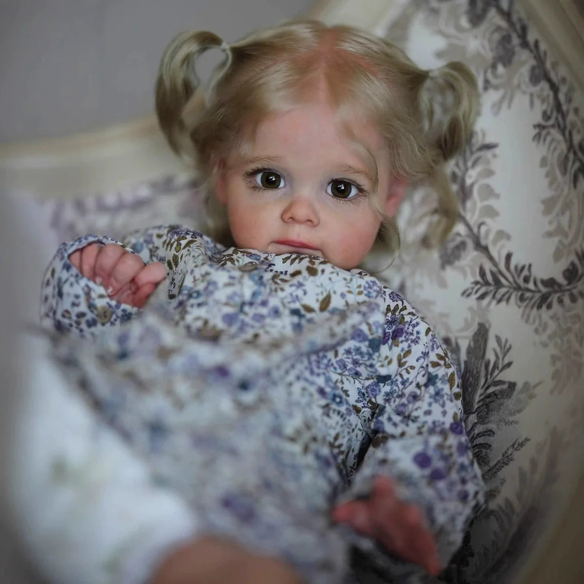 Poupée Reborn Maggie blonde aux yeux ouverts de 60 cm vêtements à fleurs