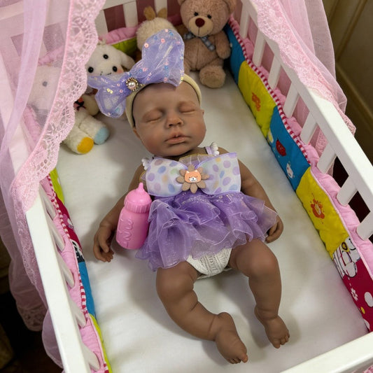 Poupée reborn réaliste de 30cm en silicone Loulou endormie peau foncée robe violette