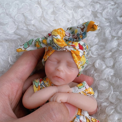 Poupée reborn miniature de 15 cm (6 pouces) yeux fermés fille en vêtements jaunes - Darren