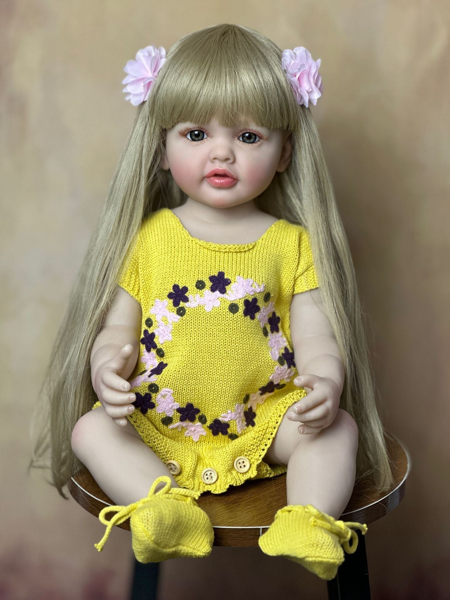 Bébé reborn Betty 55 cm cheveux longs vêtue de vêtements jaunes