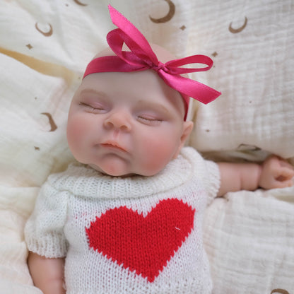 Bébé reborn Peaches de 30 cm en silicone souple yeux fermés vêtu de vêtements blancs