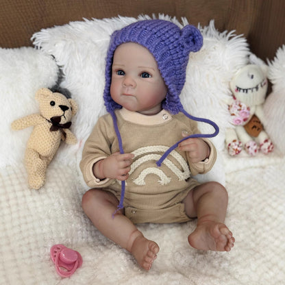 Bébé fille reborn Kelly aux yeux bleus de 50cm avec chapeau violet - Bettie