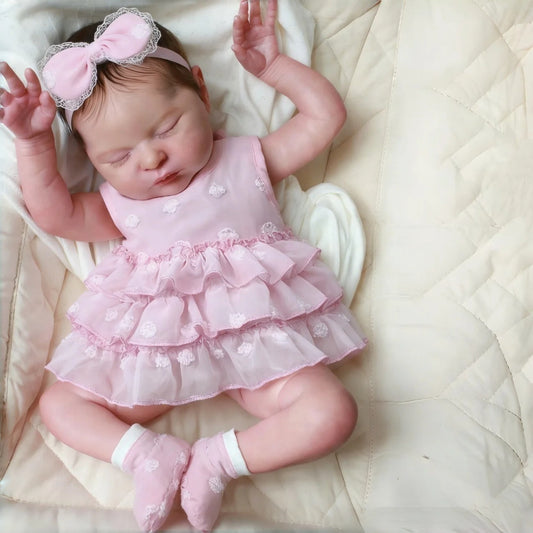 Bébé reborn Laura 50 cm yeux fermés cheveux courts robe rose