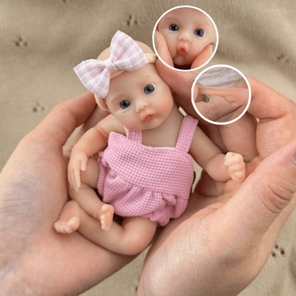 Poupée reborn miniature extensible en silicone de 15 cm couleur prairie vêtue d'une salopette rose