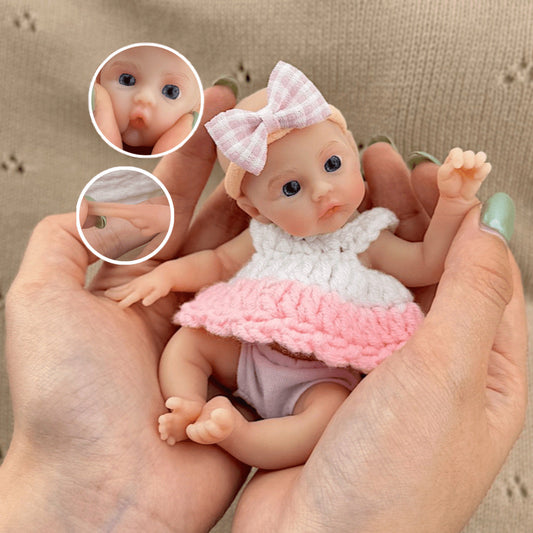 Poupée reborn miniature extensible en silicone de 15 cm motif prairie vêtue d'un pull blanc et rose