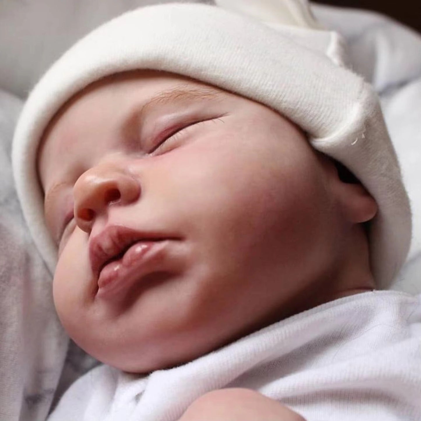 Poupée reborn Loulou 50cm yeux fermés corps souple