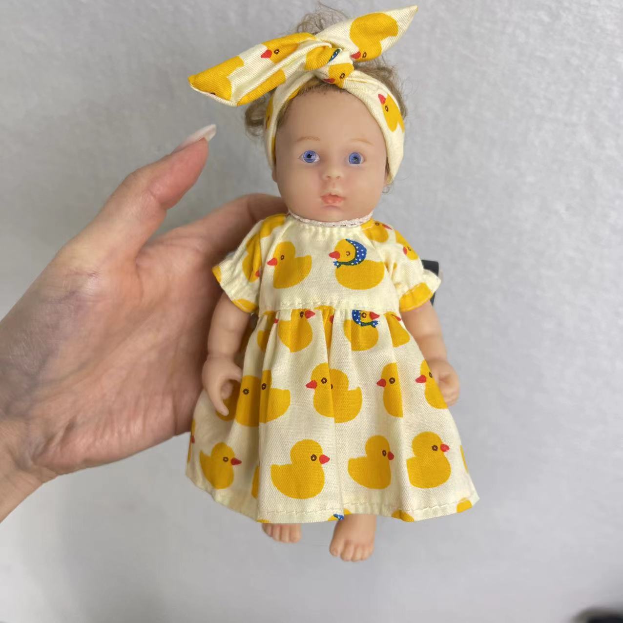 Poupée Reborn Mini en Silicone de 6 pouces avec Yeux Ouverts et Cheveux Courts