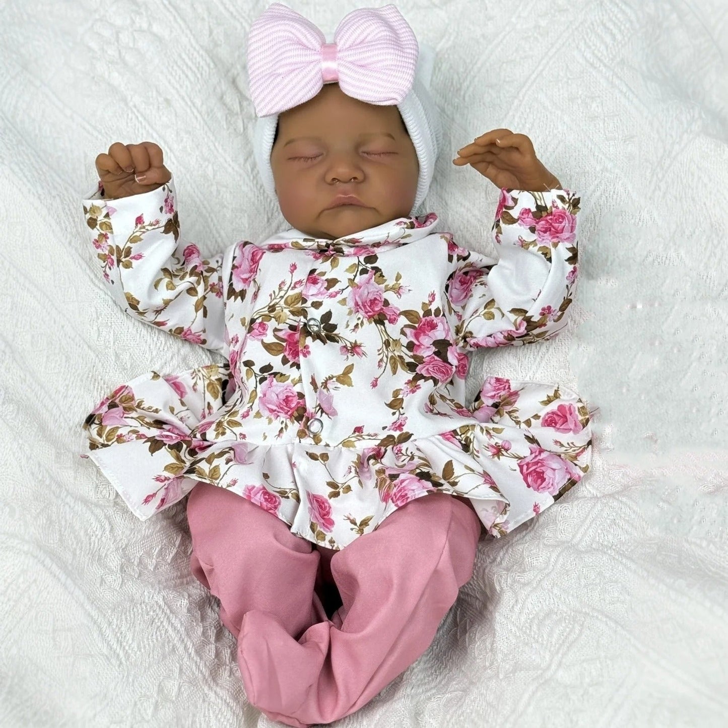 Bébé Reborn Elsie Levi 45cm yeux fermés peau foncée corps doux