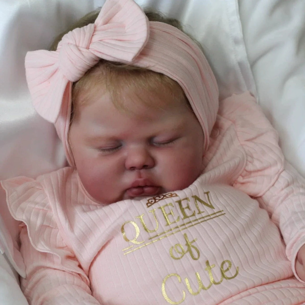 Poupée Reborn Pickle de 60 cm yeux fermés vêtements roses