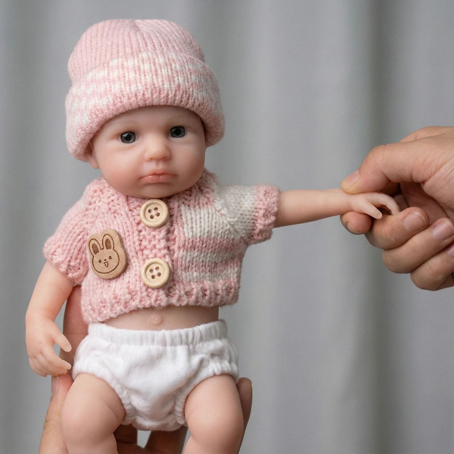 Bébé reborn Loulou fille de 20 cm yeux ouverts entièrement en silicone vêtue d'un pull rose