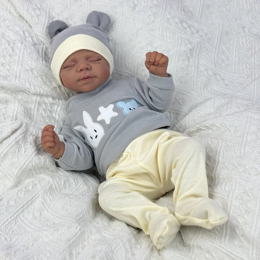 Poupée Reborn Pascale de 48cm corps souple et réaliste yeux fermés peau foncée