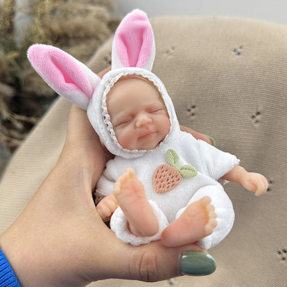Poupée reborn miniature Pascale de 15 cm yeux fermés en silicone vêtue d'une tenue de lapin blanc