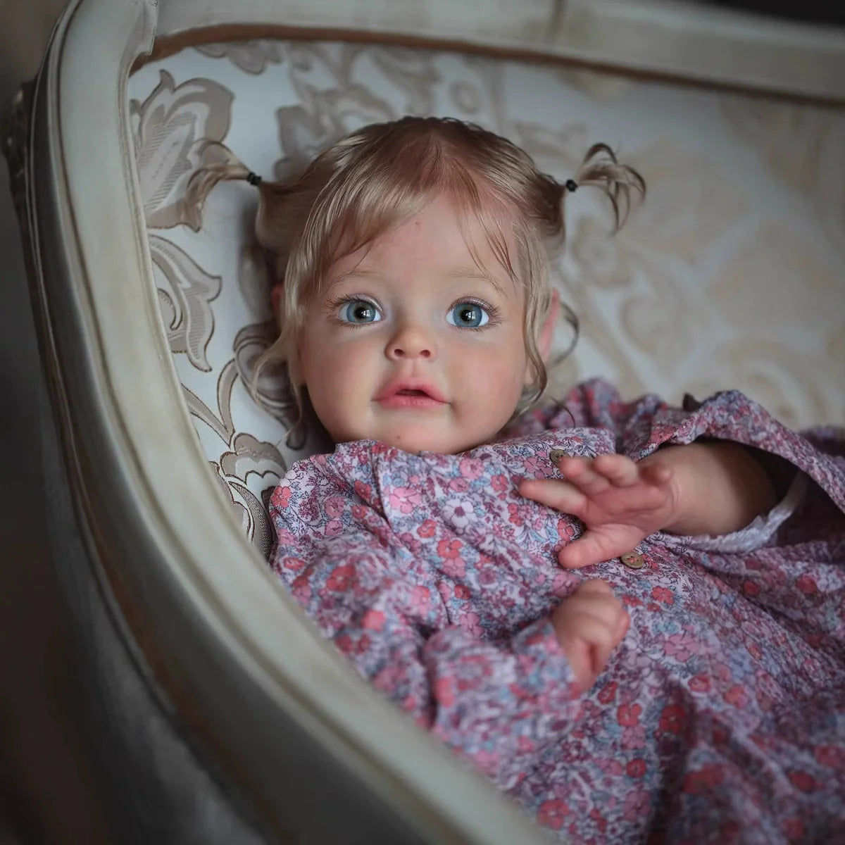 Poupée Reborn Suesue de 60 cm cheveux blonds yeux ouverts vêtements à fleurs violettes